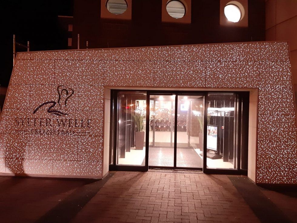 Facade, Sylter Welle with illuminated cuboids – Lucem GmbH