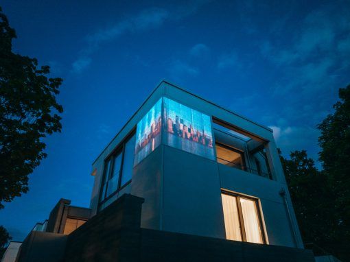 LUCEM Digital Facade in Hamburg bei einsetzender Dämmerung